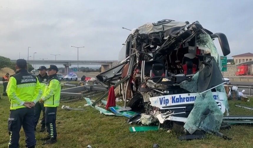 Otobüs Kontrolden Çıktı, Bariyere ve Tabelaya Çarptı: 15 Kişi Yaralı