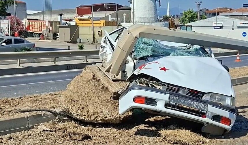Refüjdeki direğe çarpan otomobilde sürücü yaralandı