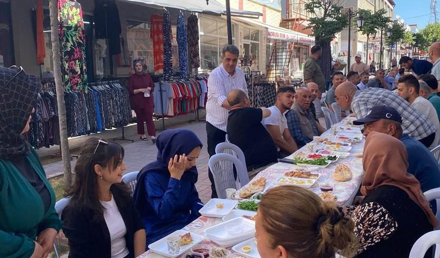 Kırşehir Uzun Çarşı'da Anahtar Parti teşkilatı esnafla kahvaltıda buluştu