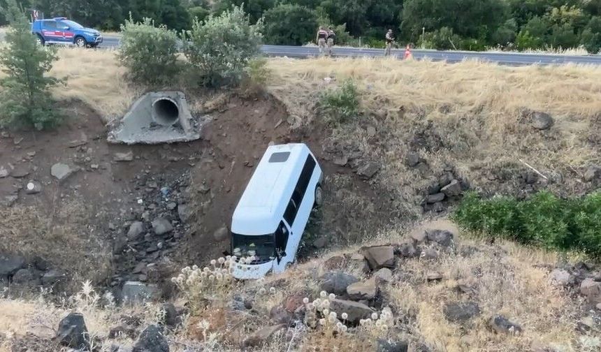 Tarım İşçilerini Taşıyan Minibüs Devrildi: 4 Yaralı!