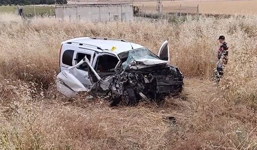 Çarpışmada Hafif Ticari Araçtaki 3 Kişi Öldü