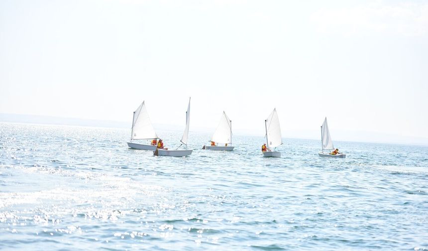 Hirfanlı Baraj Gölü’nde yelken heyecanı başlıyor