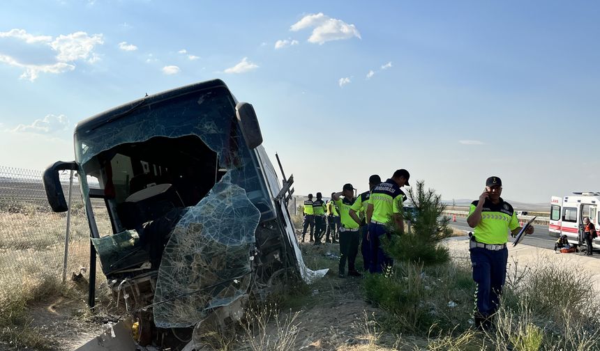 Yolcu Otobüsü Kontrolden Çıktı! 44 Kişi Yaralı