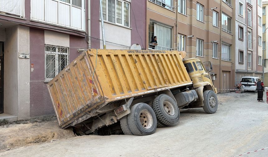 Yol Çöktü, Kamyon Askıda Kaldı!