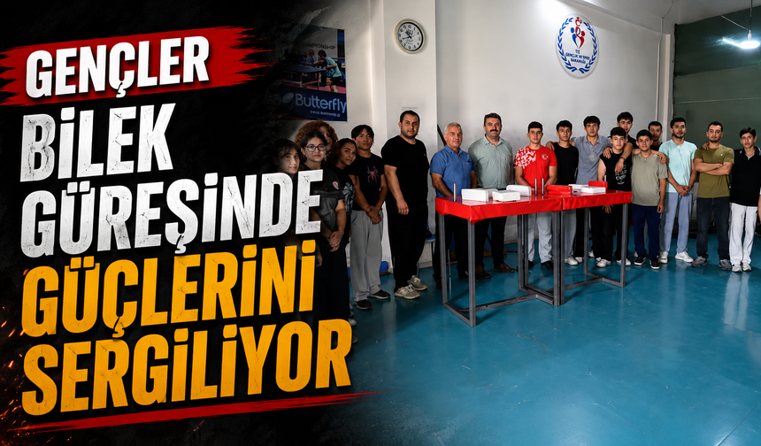 Gençler bilek güreşinde güçlerini sergiliyor