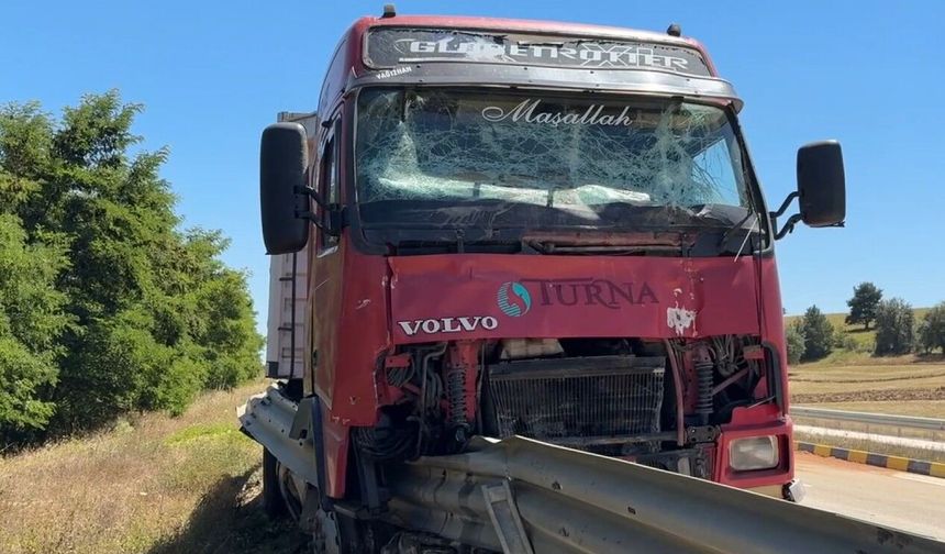Tırla Çarpışan Traktörün Sürücüsü Hayatını Kaybetti