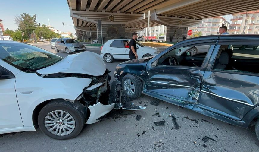 İki Otomobil Birbirine Girdi! Biri Çocuk 4 Yaralı
