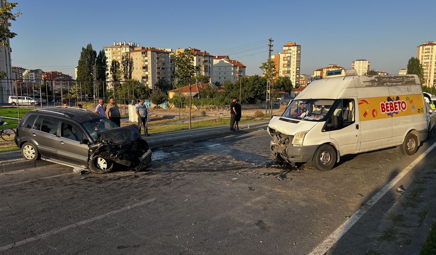 Karşı Şeride Geçen Otomobil Minibüsle Çarpıştı: 2 Yaralı  Kontrolden çıkarak karşı şeride geçen otomobilin minibüsle çar