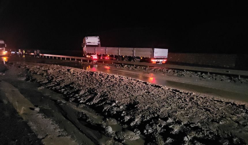 Yol Resmen Kilitlendi! Heyelan Sonrası 5 Kilometrelik Kuyruk