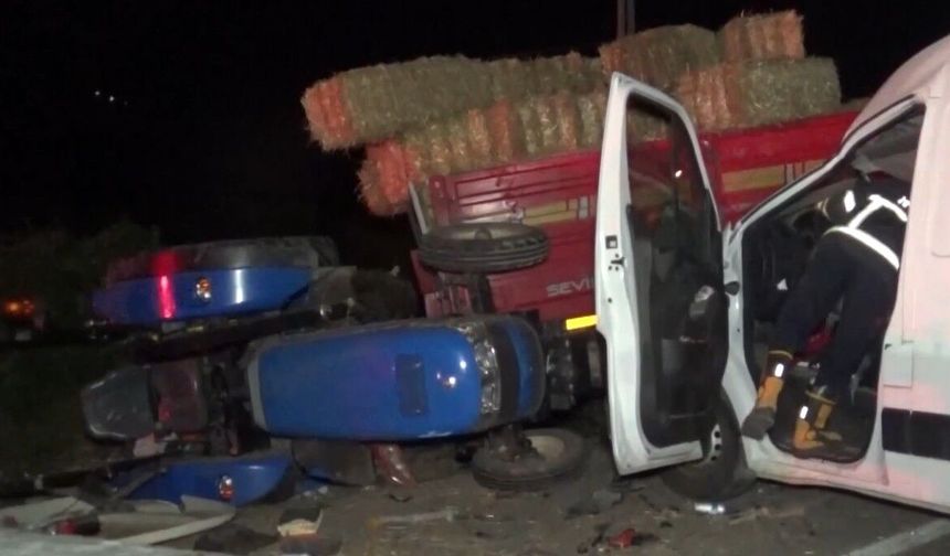 Feci Kaza: Panelvan Traktöre Çarptı, 3 Yaralı!
