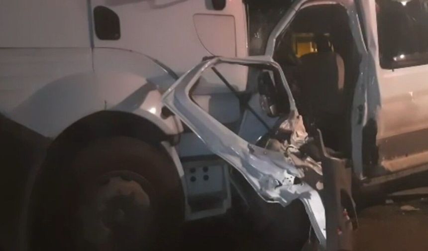 Servis Minibüsü Tırın Altında Kaldı: 1 Ölü, 14 Yaralı