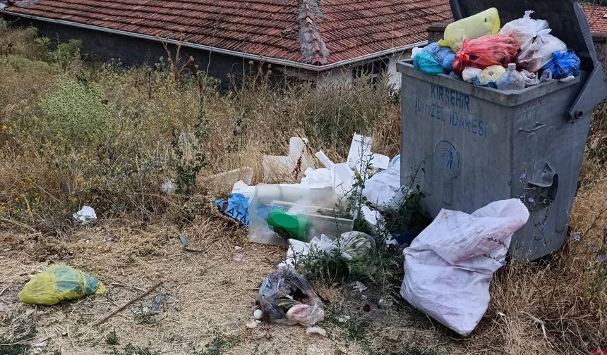 Kırşehir İsahocalı Köyü İsyanda! “İki Haftada Bir Çöp mü alınır?”