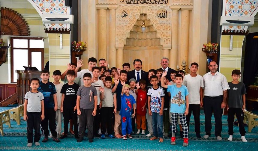 Vali Demiryürek, Karlı Camii’nde Çocuklarla Buluştu