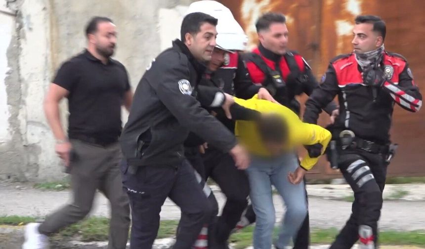 Balkondan Tüfekle Ateş Açıldı: Polis Dahil 12 Kişi Yaralandı