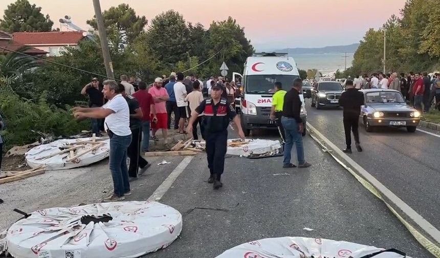 Tırın Altında Kaldılar! Feci Kazada 4 Kişi Hayatını Kaybetti