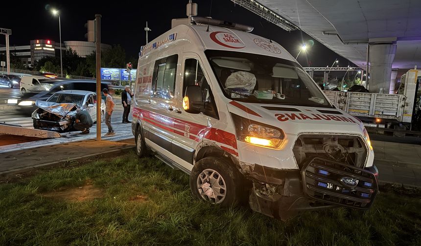 Hasta taşıyan ambulans kaldırıma fırladı!