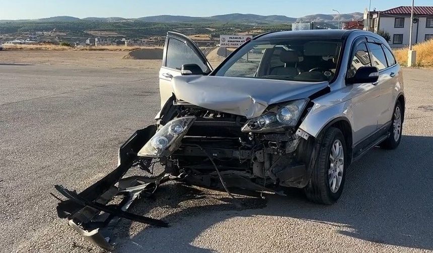 Kavşakta Feci Çarpışma! 6 Yaşındaki Çocuk da Yaralandı