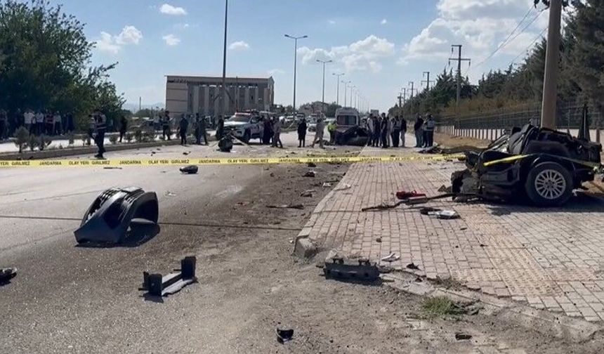 Otomobil İkiye Bölündü: 2 Ölü, 2 Yaralı