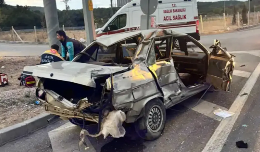 Kavşakta Facia: Yolcu Otobüsüyle Çarpışan Otomobilde 2 Can Kaybı