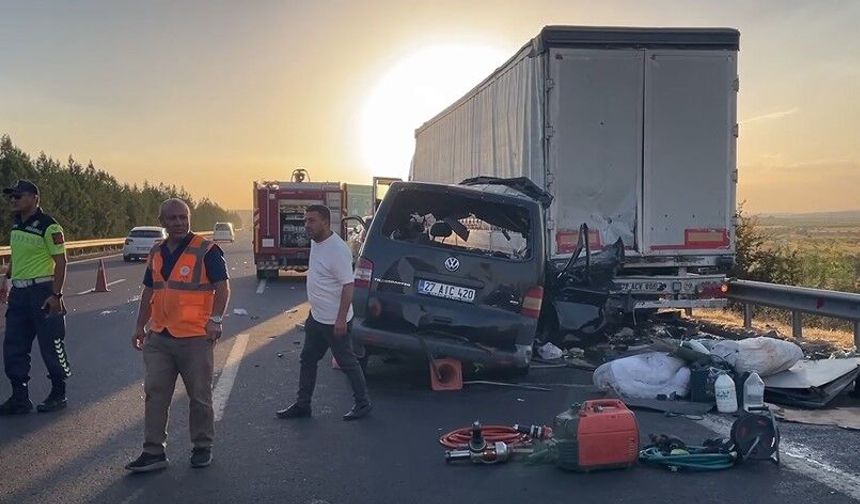 Minibüs Tıra Arkadan Çarptı! 11 Yaşındaki Çocuk da Hayatını Kaybetti