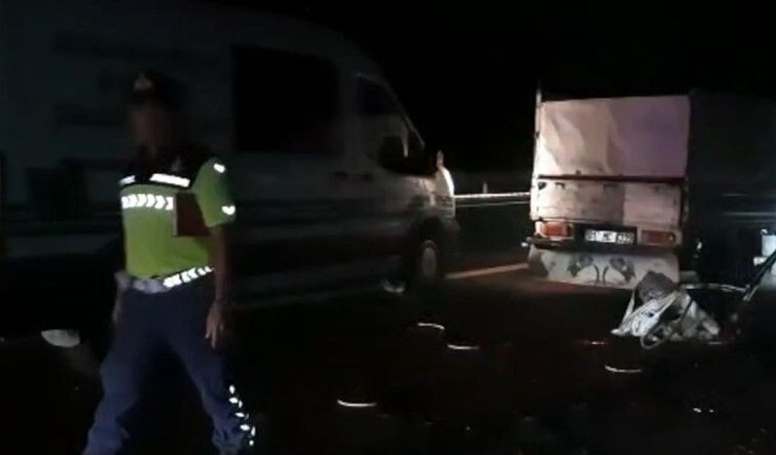 Kamyonet Tıra Çarptı, 2 Kişi Hayatını Kaybetti