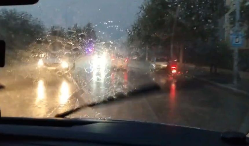 Bir Anda Bastırdı! Kırşehir’de Sağanak ve Fırtına Etkili Oldu