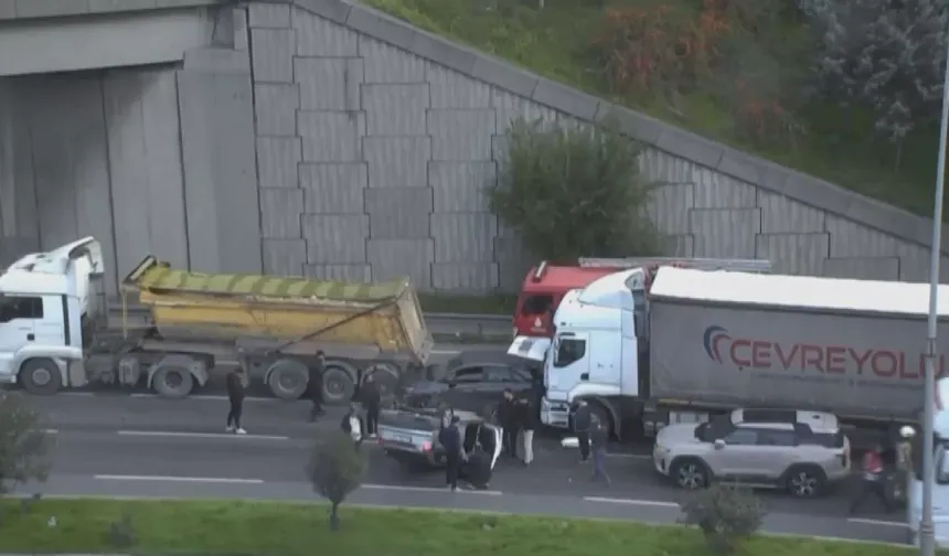 Hafriyat Kamyonu ve TIR'ın Karıştığı Zincirleme Kaza: 3 Şerit Trafiğe Kapatıldı!