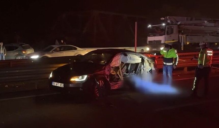 Kontrolden Çıkan Otomobil Bariyere Saplandı! 2 Ölü, 2 Yaralı