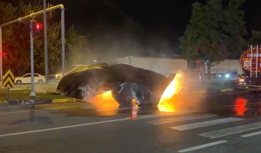Tırla Çarpışan Elektrikli Otomobil Alev Aldı! Müdahale 2 Saat Sürdü