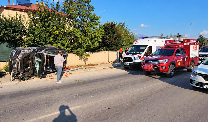 Feci Kazada Otomobil Duvara Çarpıp Yan Yattı! 2 Kişi Araçta Sıkıştı