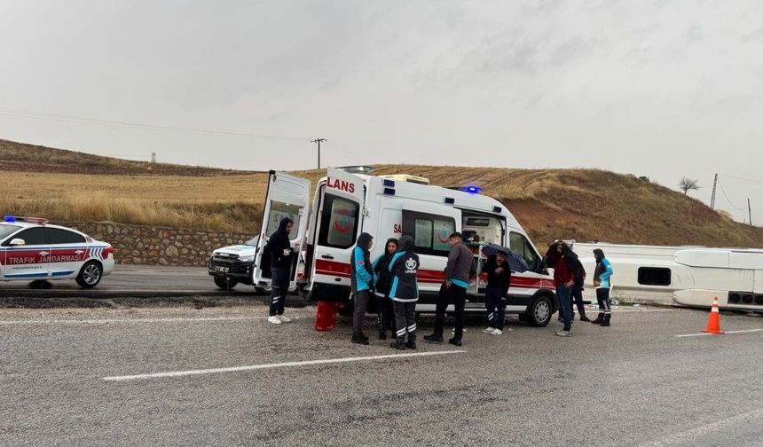 Kavşakta Korkutan Kaza! İşçi Midibüsü Devrildi