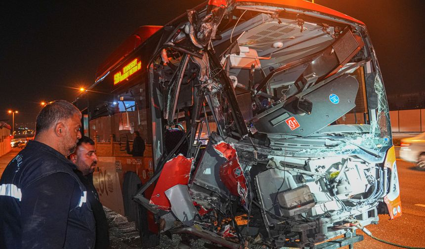 Belediye Otobüsü Üst Geçide Çarptı! 24 Kişi Yaralandı
