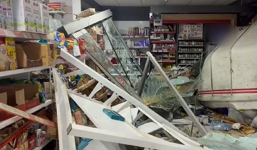 Kontrolden Çıkan Kamyonet Markete Daldı! 2 Yaralı