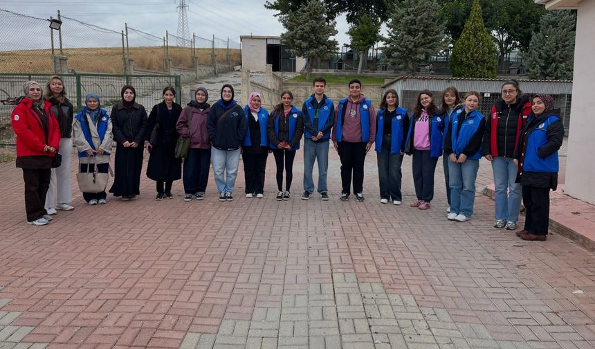 Kırşehir’de gençlerden hayvan barınağına anlamlı ziyaret