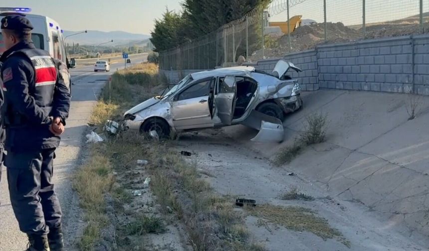 Otomobil Refüje Devrildi! 1’i Ağır 3 Yaralı