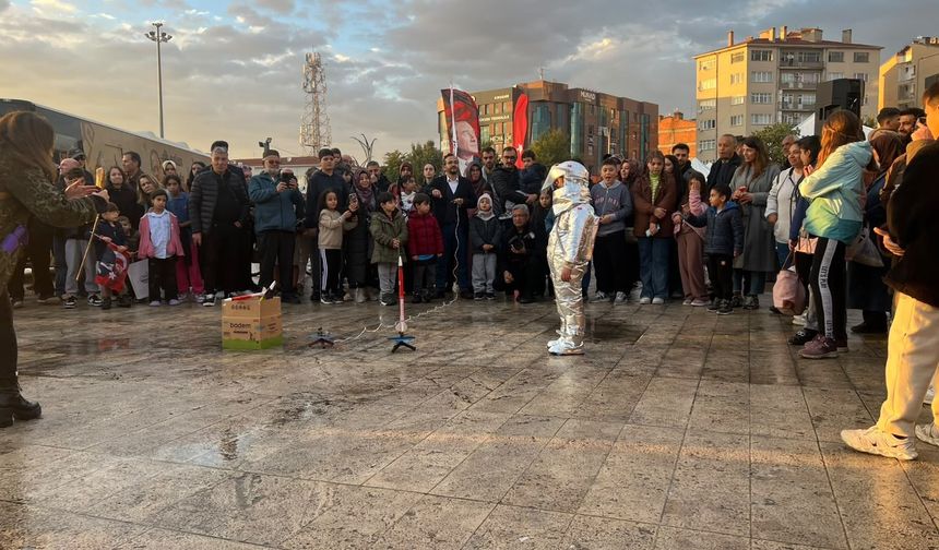 Cacabey Meydanı’nda Maket Roket Fırlatıldı! Bilim Kırşehir’de Gökyüzüne Yükseldi