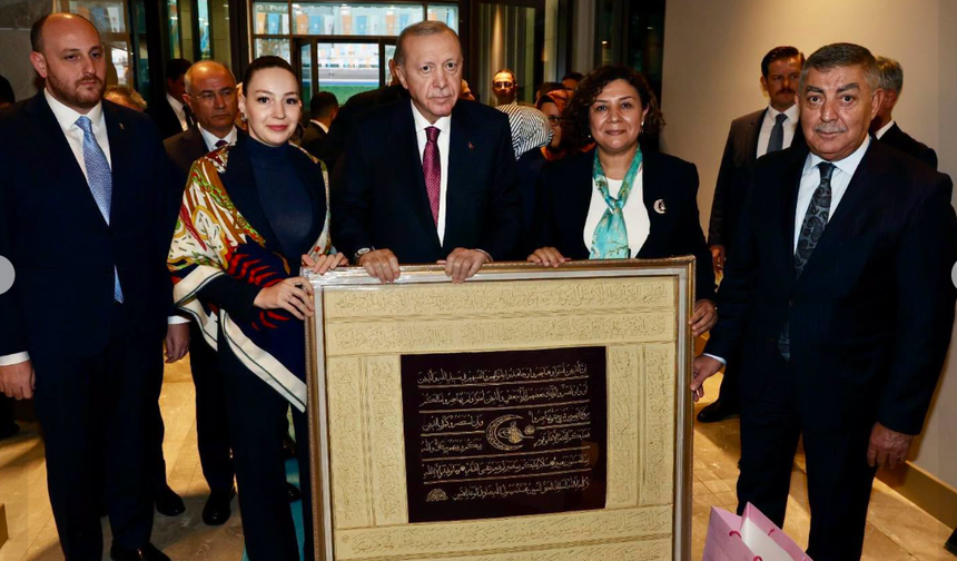 Kırşehir’in Ahi Sancağı Cumhurbaşkanı Erdoğan’a Takdim Edildi