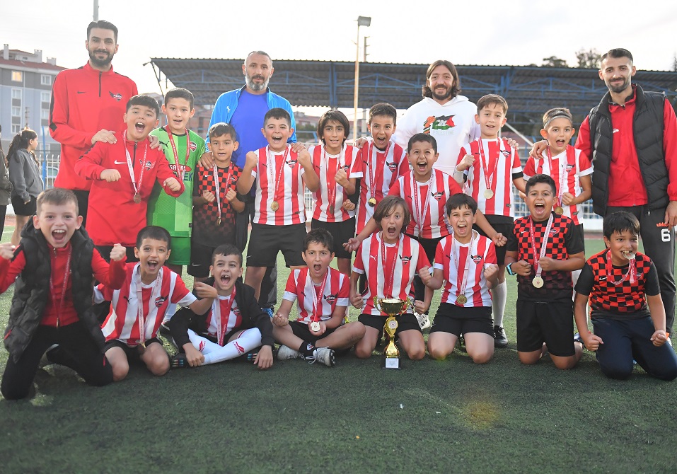 U11’De Şampiyon Minik Kramponlar (1)