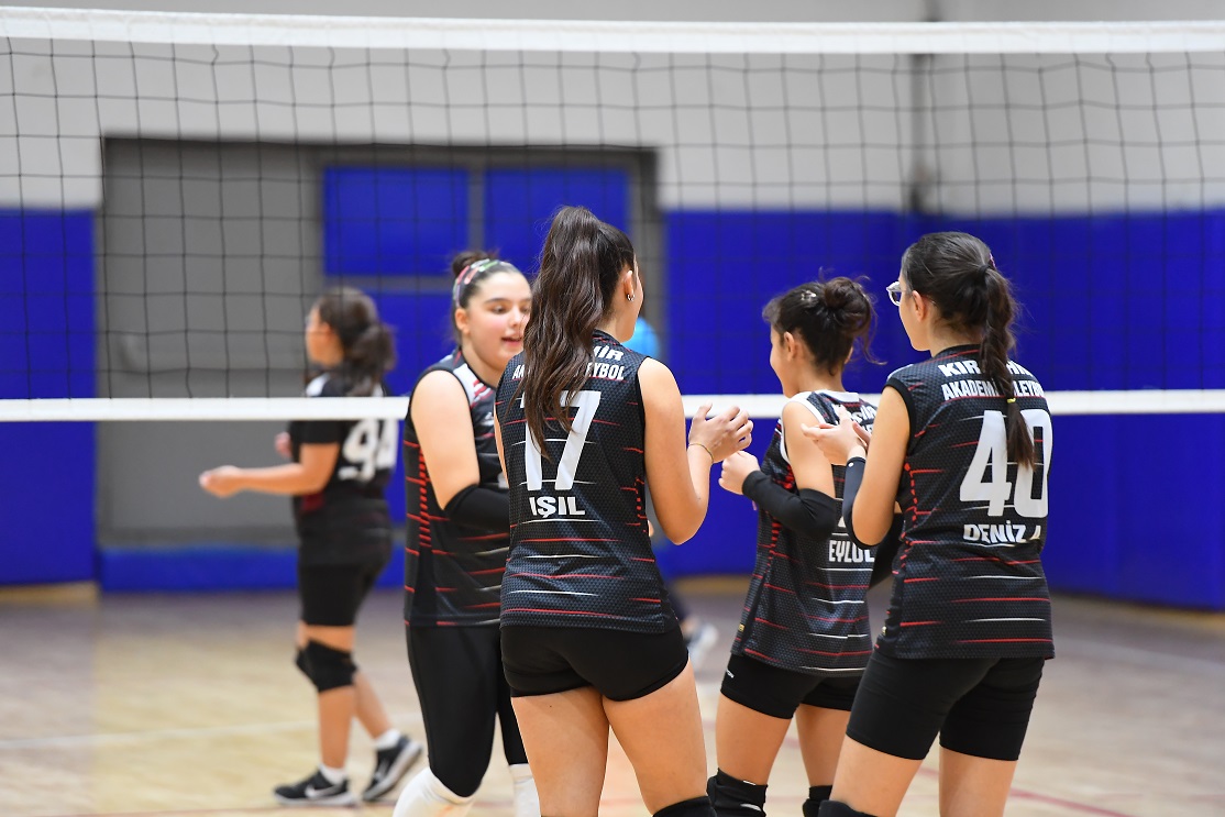 Mi̇di̇ Kızlar Voleybolda Şampiyon Akademispor Oldu (3)