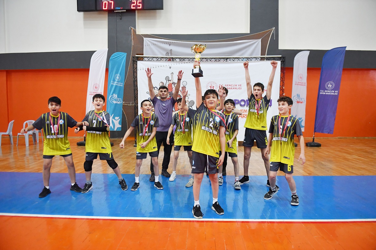 Küçük Erkek Voleybolda Şampiyon Erol Güngör (2)