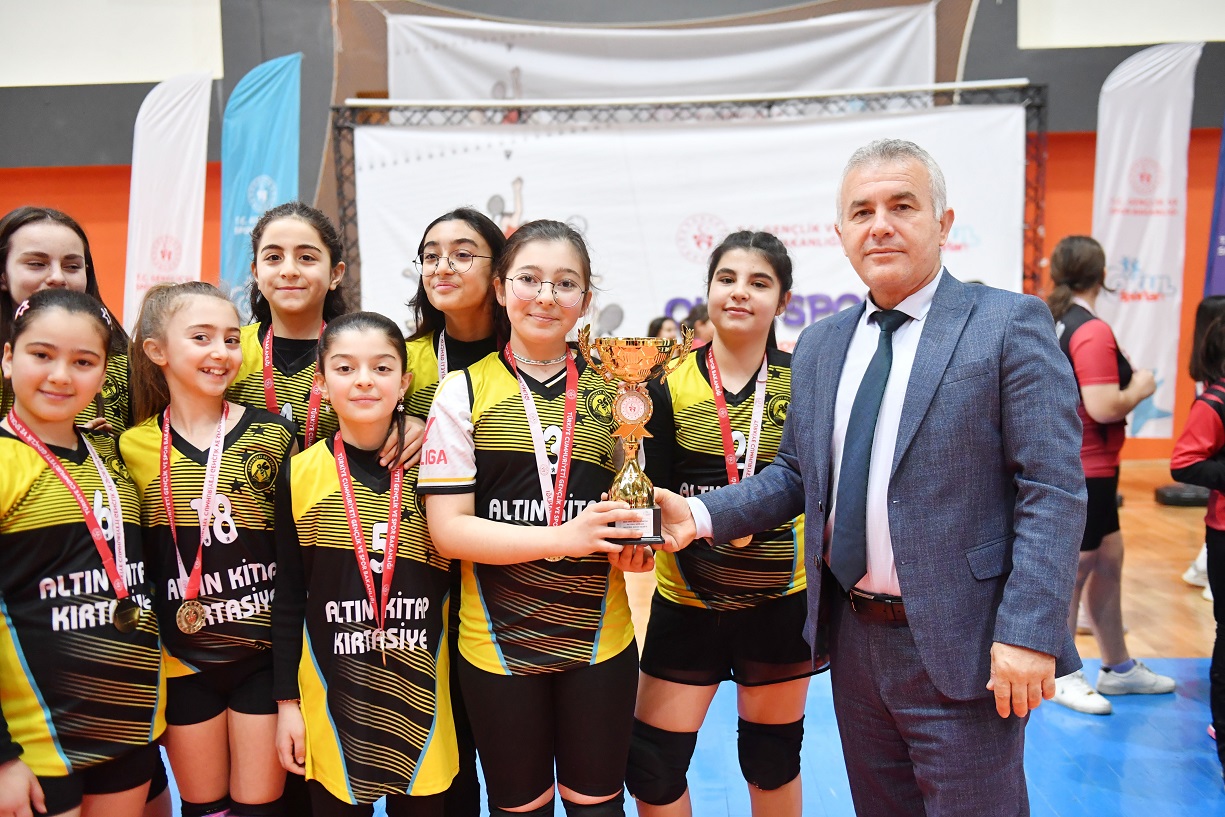 Küçük Kızlar Voleybolda Şampiyon Cumhuriyet Ortaokulu (2)