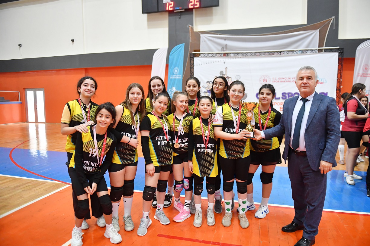 Küçük Kızlar Voleybolda Şampiyon Cumhuriyet Ortaokulu (3)