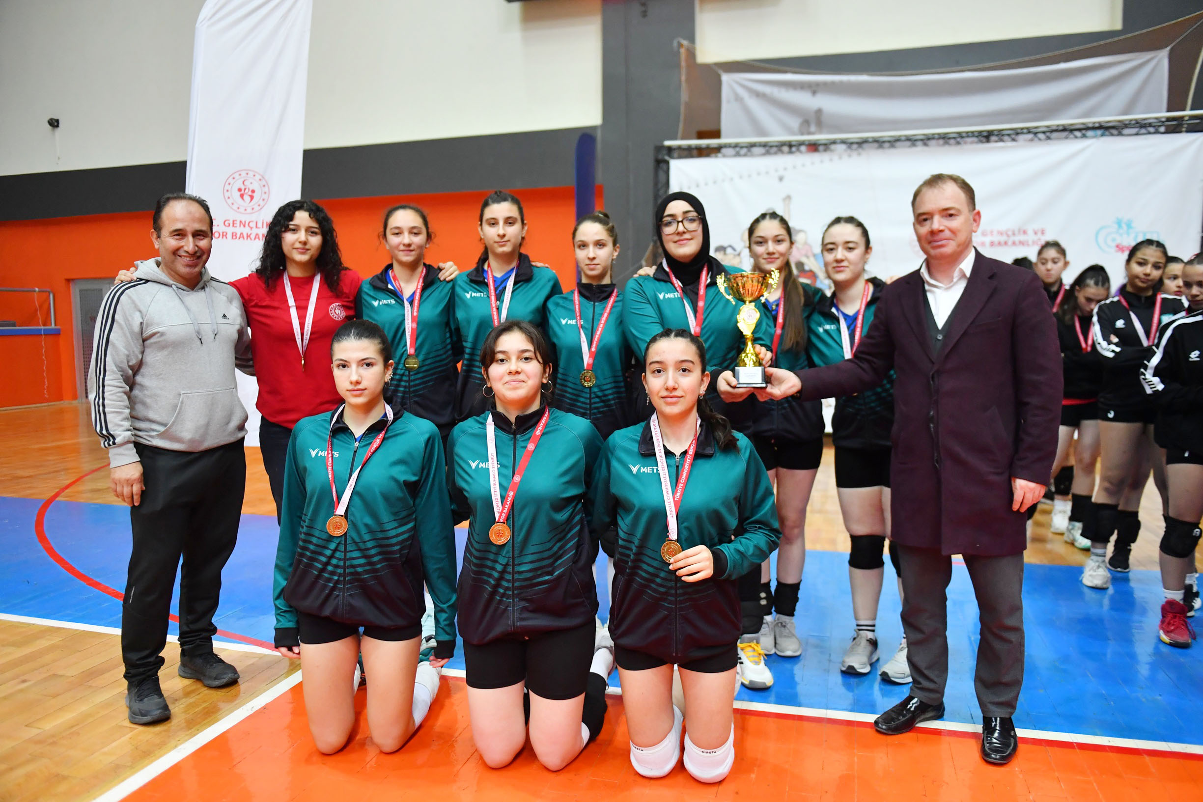 Liseler Voleybolun Şampiyonu Fen Lisesi Oldu (1)