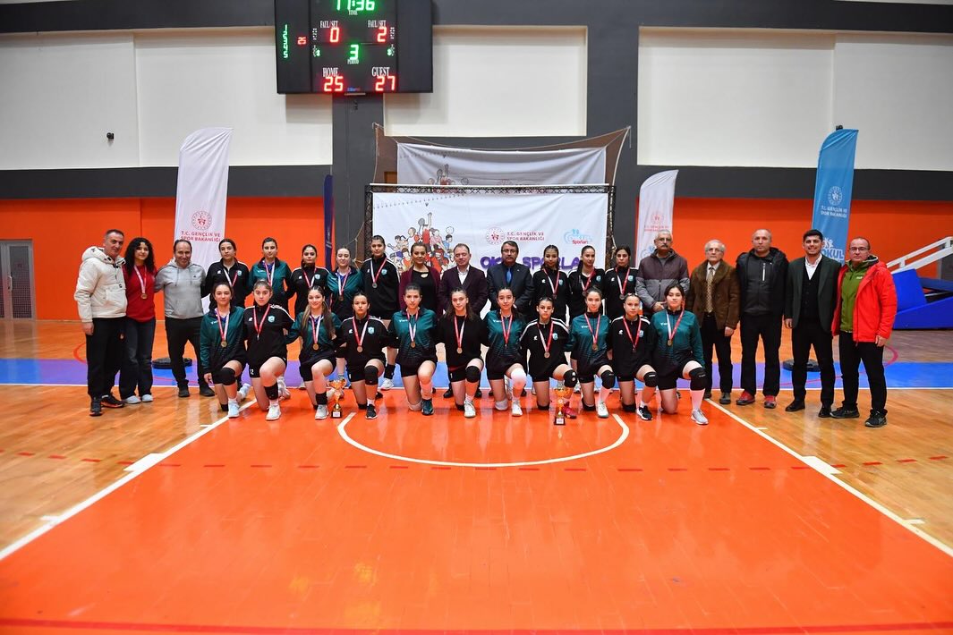 Okullar Arası Genç Kızlar Voleybol Şampiyonası Nefes Kesti