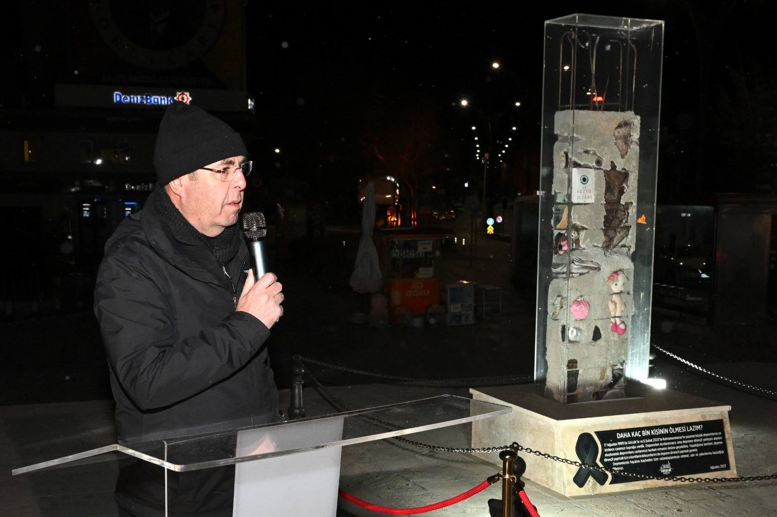 Depremlerde Yitirilen Canlar Kırşehir’de Deprem Anıtı Önünde Anıldı