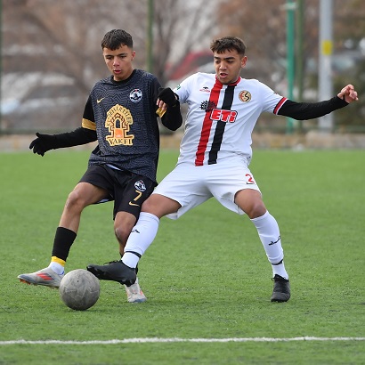 Kötü Oyun, Kötü Skor 4 1 (1)