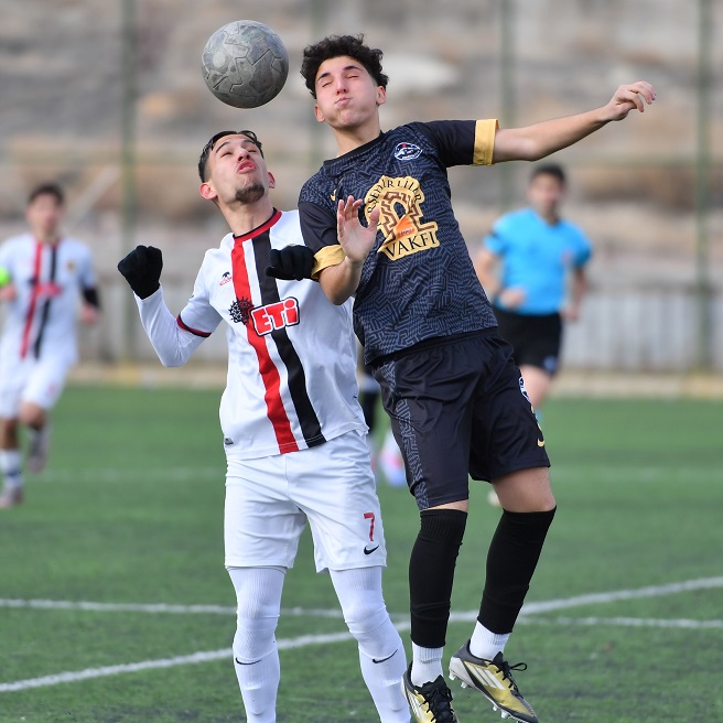 Kötü Oyun, Kötü Skor 4 1 (3)