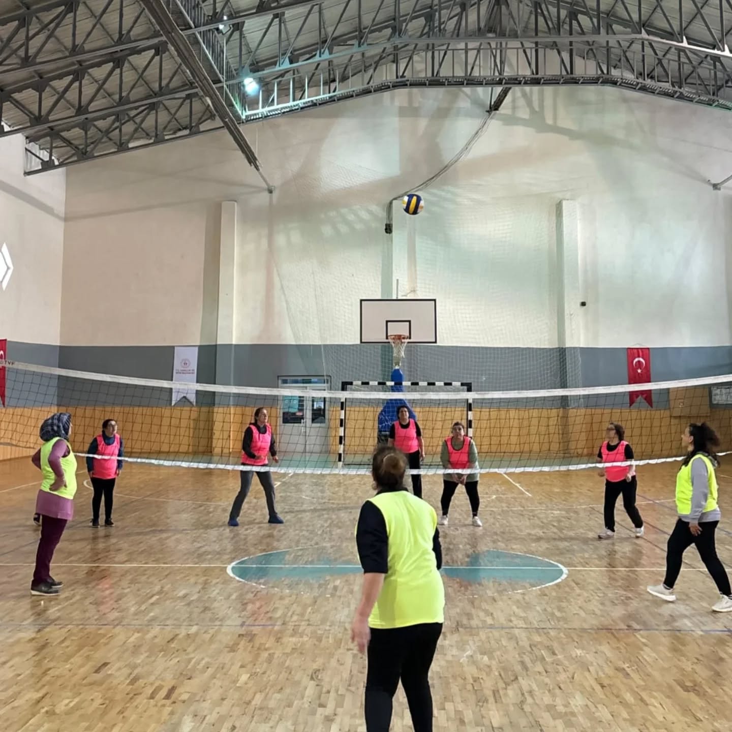 Mucurlu Kadınlar, Voleybol Maçında Bir Araya Geldi (1)