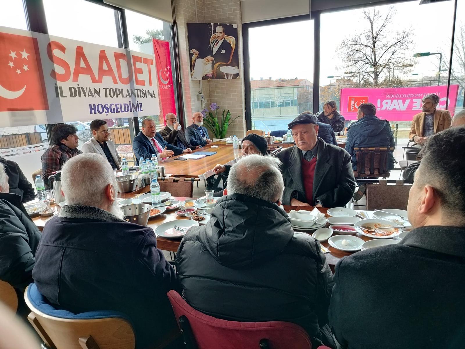 Saadet Parti̇si̇'nde Bayrak Deği̇şi̇mi̇2