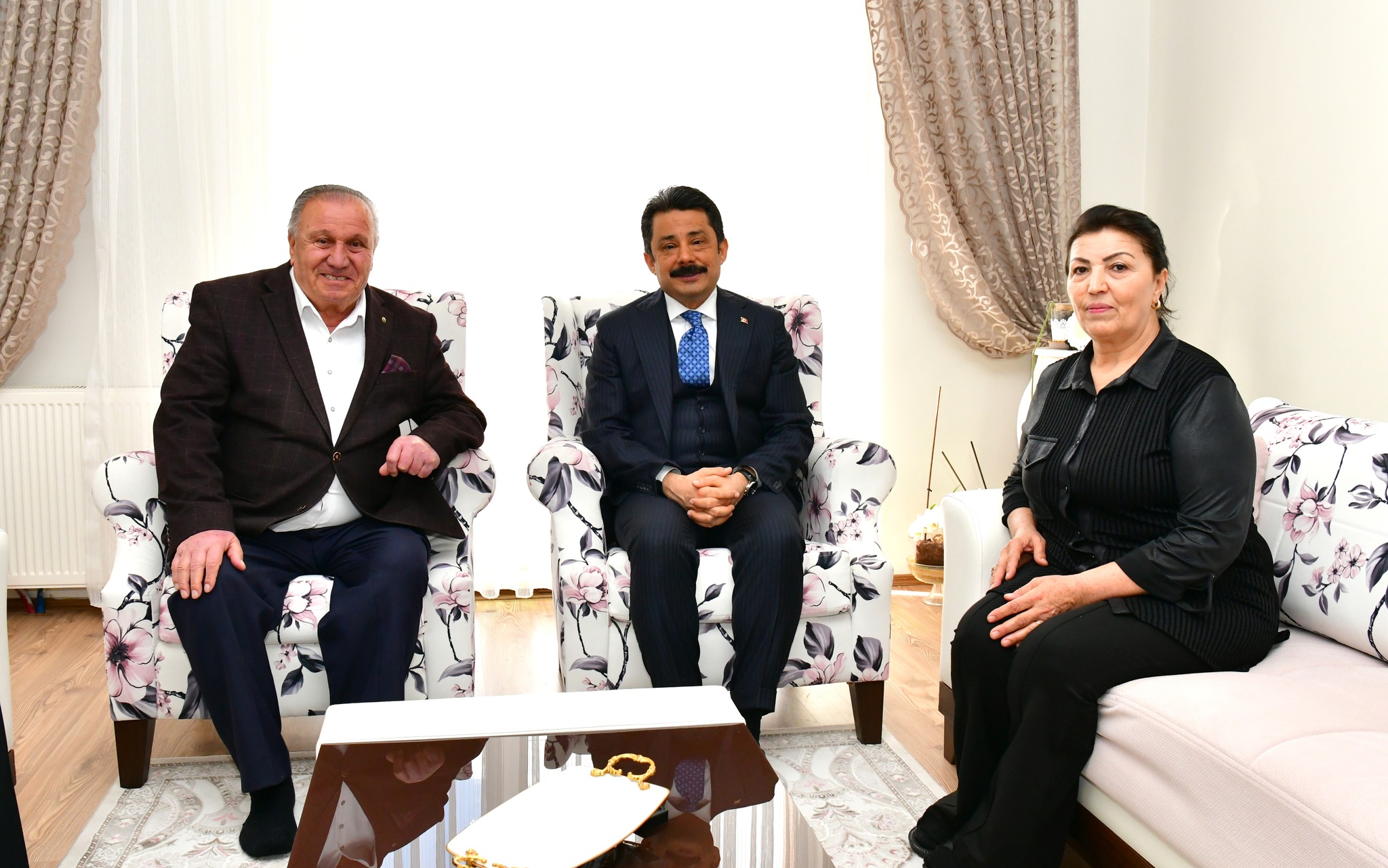 Vali Demiryürek, Aile Yılı Dolayısıyla 56 Yıl Evli Olan Kımçak Ailesini Ziyaret Etti4